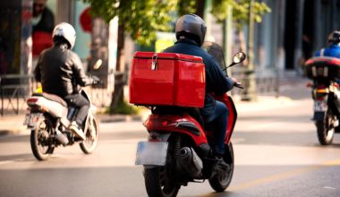 Σήμερα η πρώτη πανελλαδική απεργία για κούριερ, διανομείς και εργαζόμενους με μηχανάκι – Τι διεκδικούν