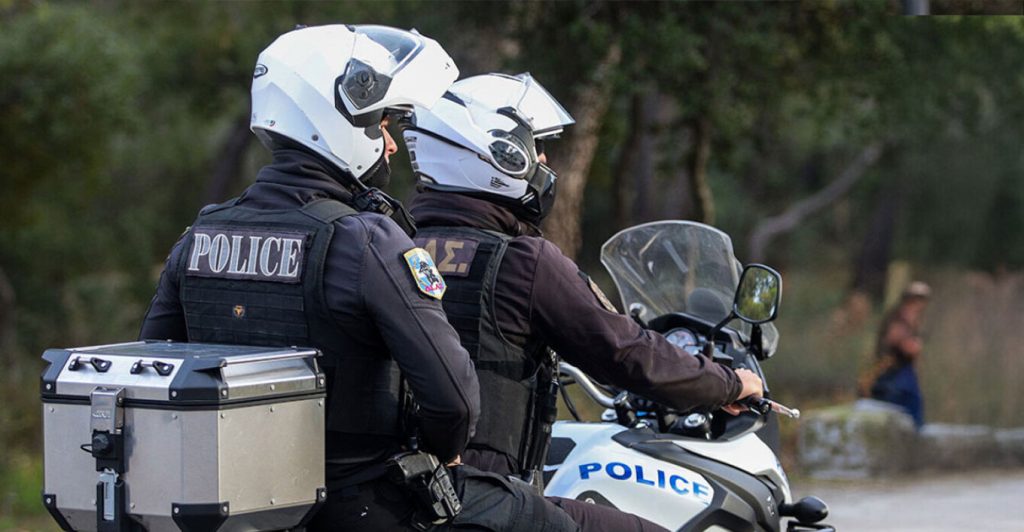 Κερατέα: Ανήλικος οδηγός μηχανής τραυμάτισε δύο αστυνομικούς κατά την καταδίωξή του