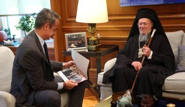 Συνάντηση Κυριάκου Μητσοτάκη με τον Οικουμενικό Πατριάρχη: Το δώρο που του έκανε ο κ.κ.Βαρθολομαίος (φωτο)