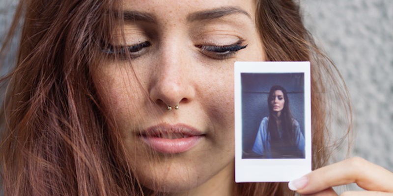 Γιατί φαινόμαστε πιο όμορφοι στον καθρέφτη παρά στις φωτογραφίες;