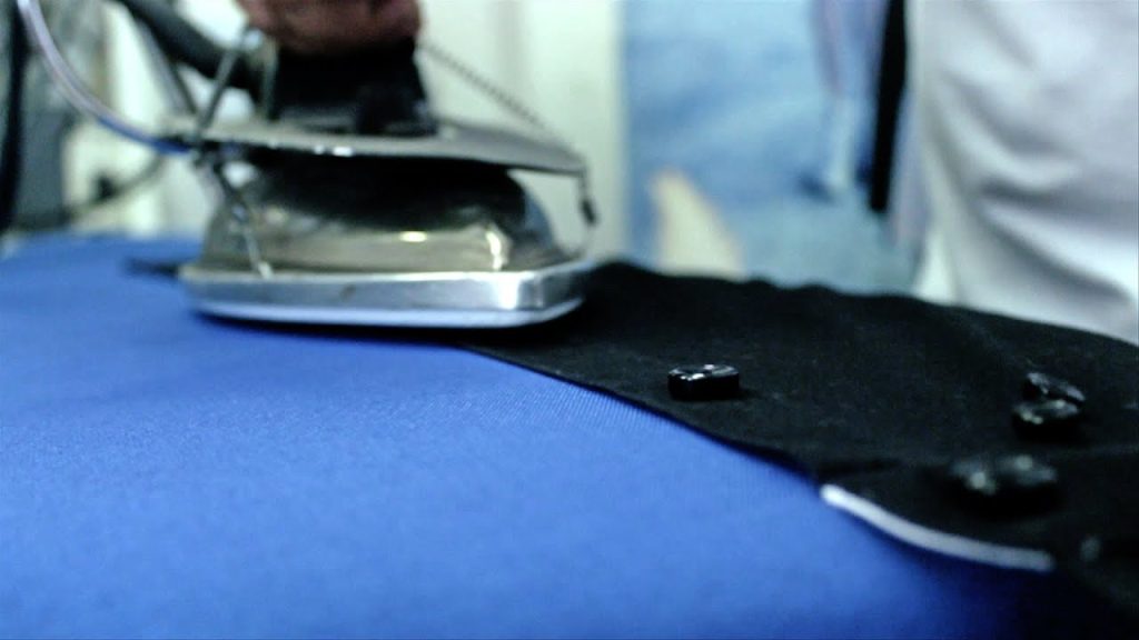 Το εύκολο και γρήγορο κόλπο για να σιδερώσετε τέλεια ένα πουκάμισο σε 90 δευτερόλεπτα (βίντεο)