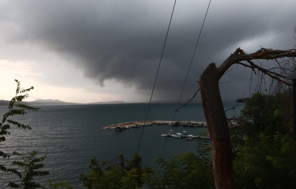 Ο καιρός σήμερα: Με τοπικές βροχές και μικρή άνοδο της θερμοκρασίας – Η πρόγνωση της ΕΜΥ