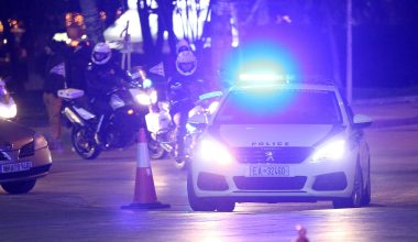 Άνω Λιόσια: Άγνωστοι «γάζωσαν» με AK-47 Καλάσνικοφ θωρακισμένο αυτοκίνητο