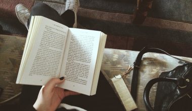Από πού βγήκε η φράση «άλλαξε ο Μανωλιός κι έβαλε τα ρούχα του αλλιώς»;