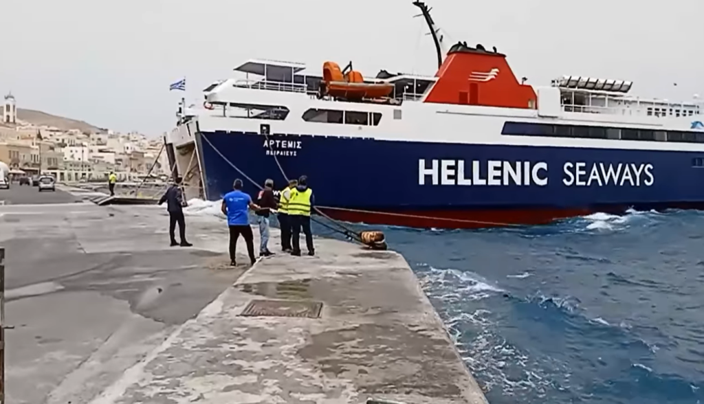 Σφοδροί άνεμοι στο Αιγαίο – Δυσκολεύονται να δέσουν τα πλοία (βίντεο)