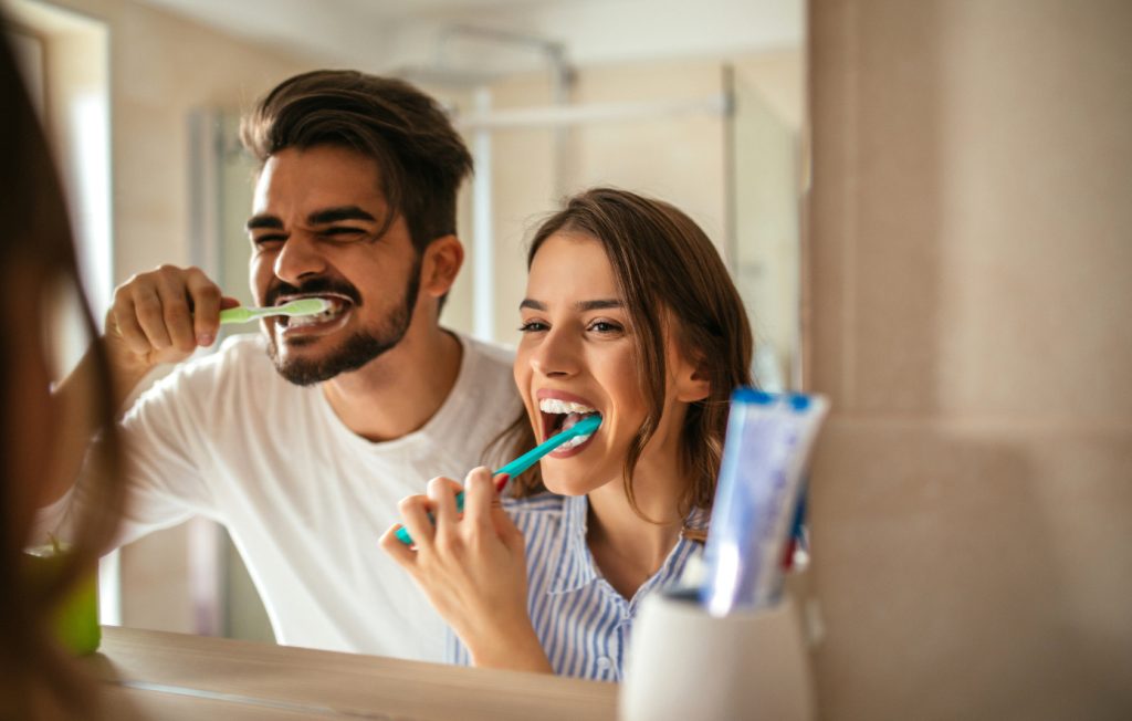 Γιατί δεν πρέπει να ξεπλένετε το στόμα σας αμέσως μετά το βραδινό βούρτσισμα των δοντιών