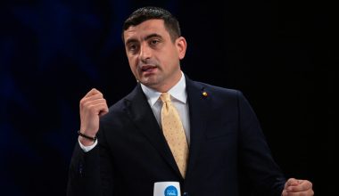 «Σκληρός» ο πιθανότερος νέος πρόεδρος της Ρουμανίας: Πυρά Τ.Σιμιόν μέσα στο Παρίσι κατά του Ε.Μακρόν