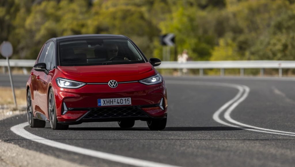 Volkswagen: Αλλάζει τις μπαταρίες στα ηλεκτρικά για να ρίξει τιμές