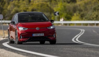 Volkswagen: Αλλάζει τις μπαταρίες στα ηλεκτρικά για να ρίξει τιμές