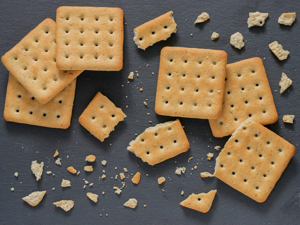 Έχετε αναρωτηθεί ποτέ; – Να γιατί τα κράκερ έχουν τρύπες