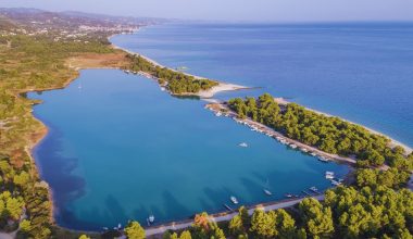 Αυτή είναι η παραλία στην Χαλκιδική που ψηφίστηκε ως «η καλύτερη» στην Ευρώπη (βίντεο)