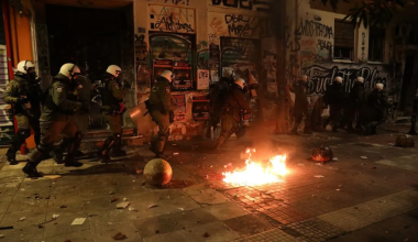 Επεισόδια με μολότοφ στα Εξάρχεια: Έξι συλλήψεις – Τραυματίστηκαν τρεις αστυνομικοί (upd)