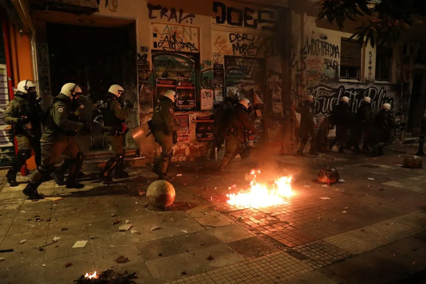 Επεισόδια με μολότοφ στα Εξάρχεια: Έξι συλλήψεις – Τραυματίστηκαν τρεις αστυνομικοί (upd)