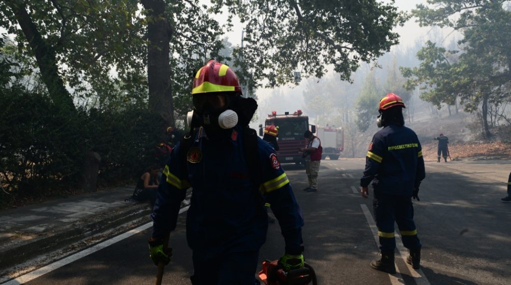 Υπό μερικό έλεγχο η πυρκαγιά στην Ελευσίνα – Κυκλοφοριακές ρυθμίσεις στην παλαιά εθνική Αθηνών-Κορίνθου