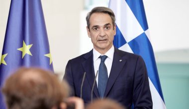 Πανηγυρισμοί του Κ.Μητσοτάκη που ΕΚΑΒ και ένοπλες δυνάμεις εκσυγχρονίζονται με δωρεές