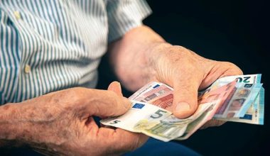Αναδρομικά έως 8.500 ευρώ σε 80.000 συνταξιούχους