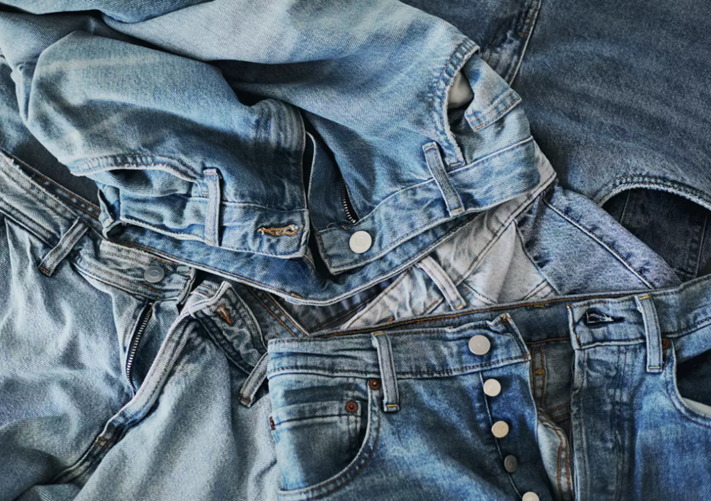 Σε τι χρησιμεύουν τα μικρά μεταλλικά κουμπιά στα τζιν παντελόνια;