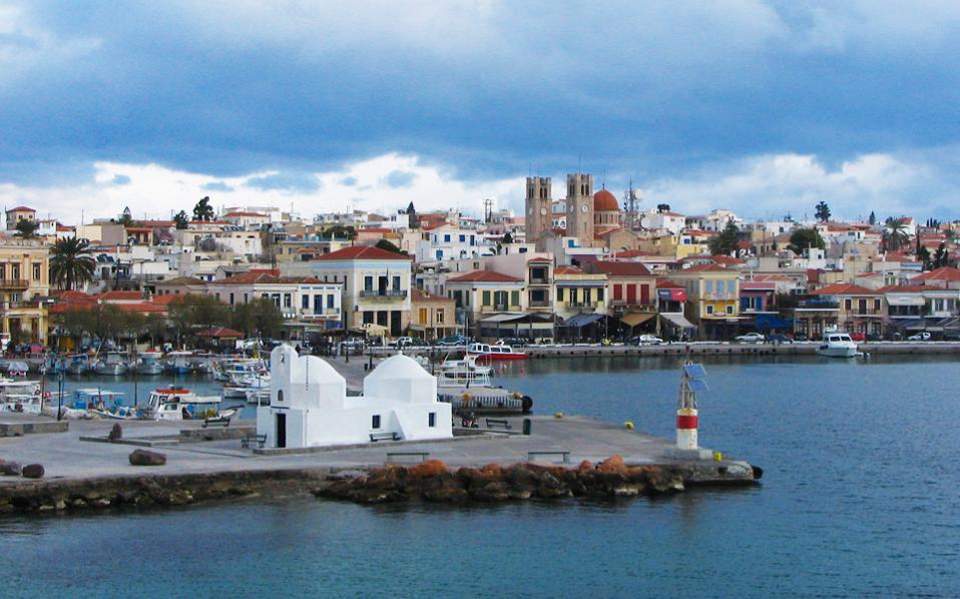 Χωρίς ρεύμα η Αίγινα λόγω της φωτιάς στα Μέθανα