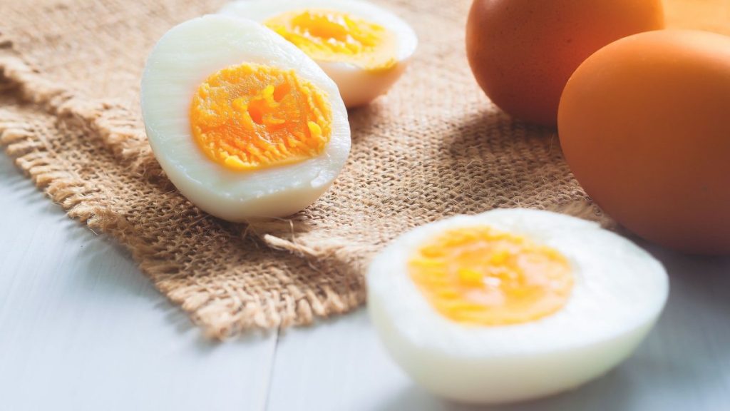 Δείτε πόσες θερμίδες έχουν τα αυγά και πώς επηρεάζονται από τον τρόπο μαγειρέματος
