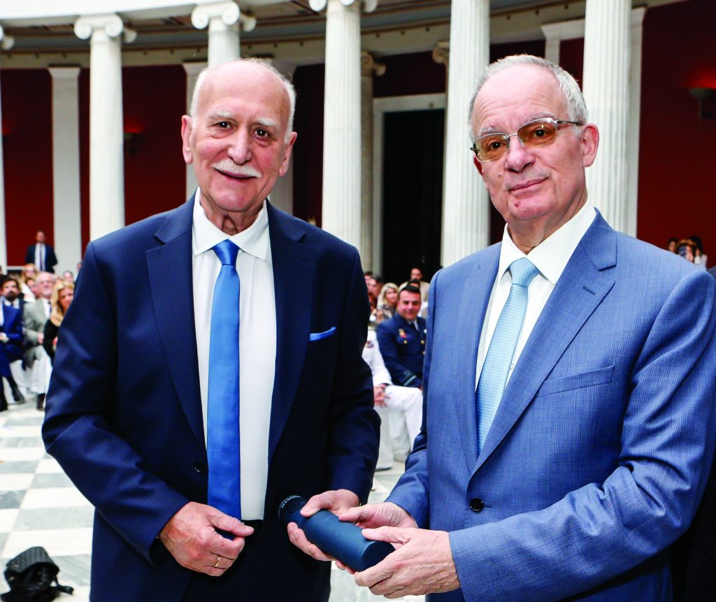 Γιώργος Παπαδάκης: Βραβεύτηκε για την πολύχρονη παρουσία του στην τηλεόραση