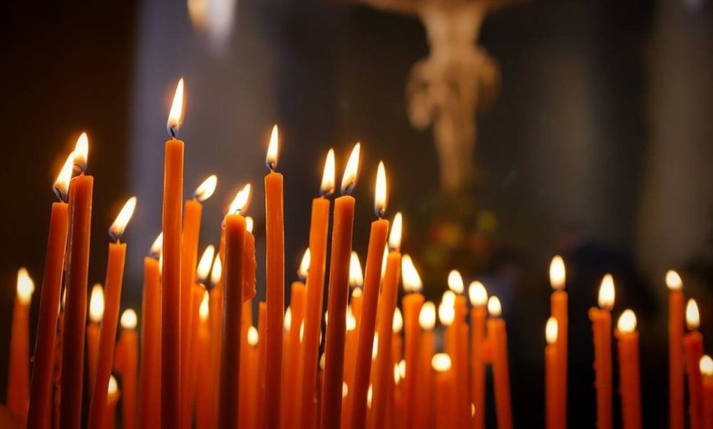 Πλησιάζει το Ψυχοσάββατο του Αγίου Πνεύματος – Γιατί το καθιέρωσε η Εκκλησία