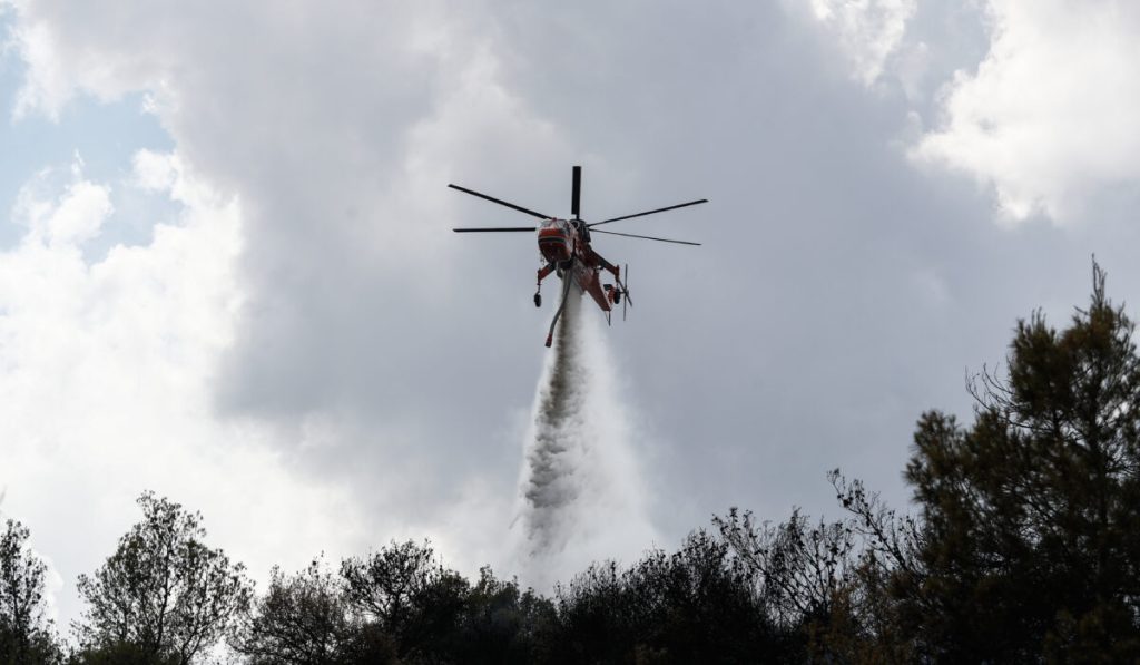 Ύδρα: Φωτιά καίει κοντά σε μοναστήρι – Σπεύδουν δυνάμεις της Πυροσβεστικής