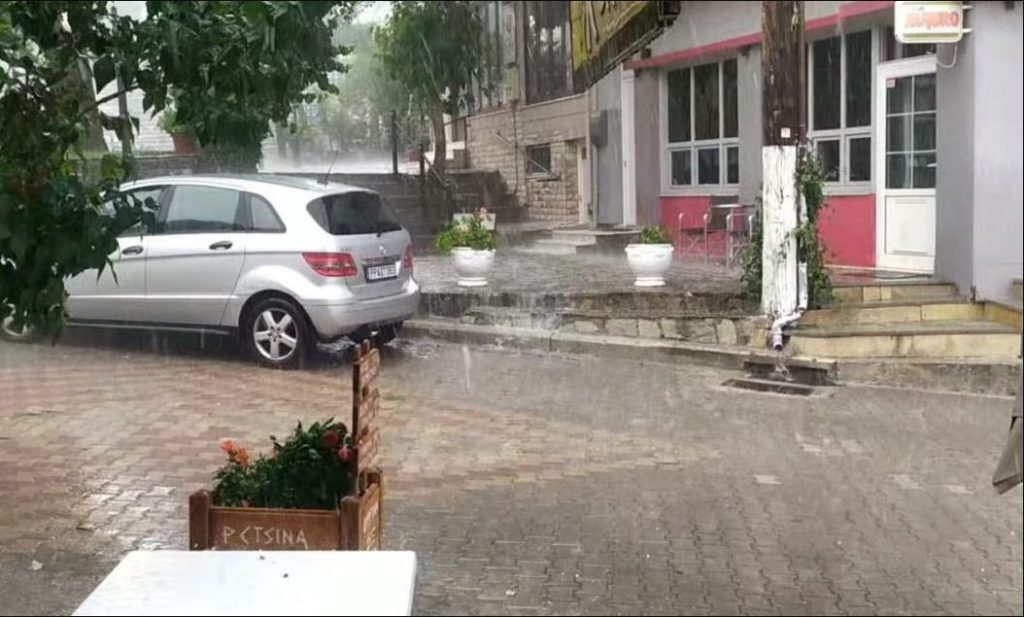 Βροχή και χαλάζι σε χωριό της Λάρισας μέσα στον Ιούνιο – Δείτε βίντεο