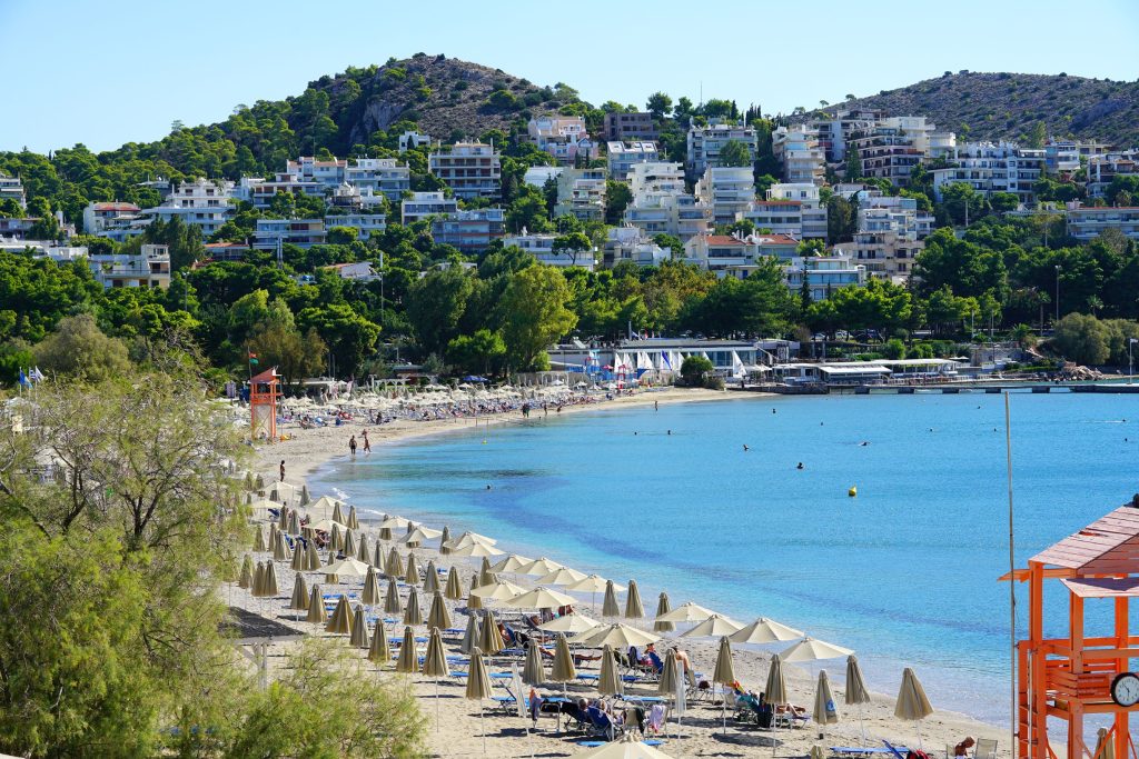 Μία περίεργη υπόθεση «ρατσιστικής βίας» σε… πλαζ της Βουλιαγμένης