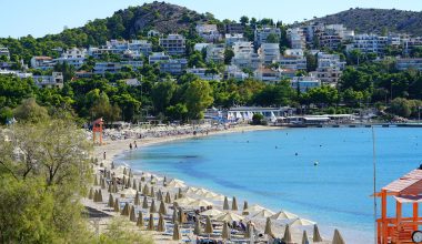 Μία περίεργη υπόθεση «ρατσιστικής βίας» σε… πλαζ της Βουλιαγμένης