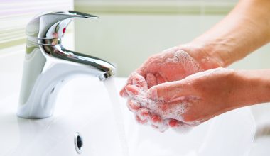 Εσύ το ήξερες; – Να γιατί πρέπει να πλένεις τα χέρια σου με αλάτι και ρύζι για να αλλάξει η τύχη σου