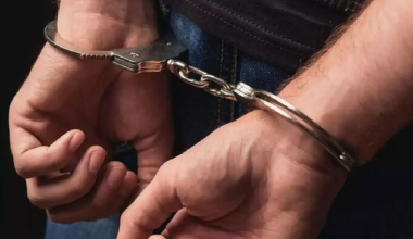 Λάρισα: Συνελήφθησαν Ρομά παππούδες που αρνήθηκαν τη νοσηλεία της 2χρονης εγγονής τους στο νοσοκομείο