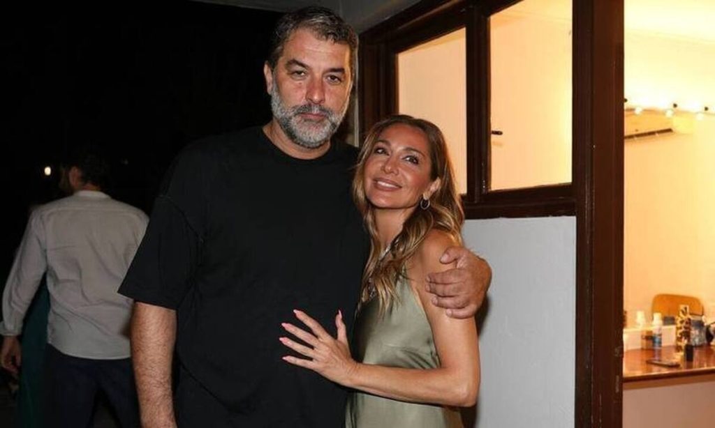 Στη Μύκονο Δ.Βανδή και Β.Μπισμπίκης: Ο ξέφρενος χορός του ηθοποιού δίπλα στην τραγουδίστρια (βίντεο)