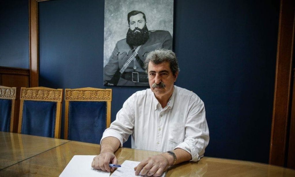 Με φόντο αφίσα του Α.Βελουχιώτη ο Π.Πολάκης αφήνει αιχμές στον Α.Τσίπρα