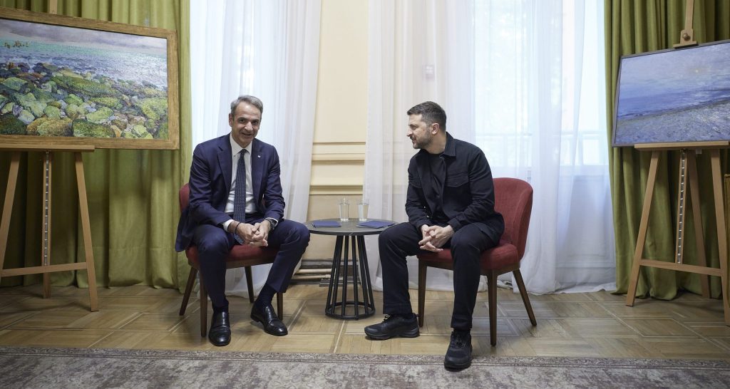 Ο Β.Ζελένσκι έβαλε τον Κ.Μητσοτάκη να καθίσει σε χαμηλή καρέκλα για να φαίνεται ψηλότερος!