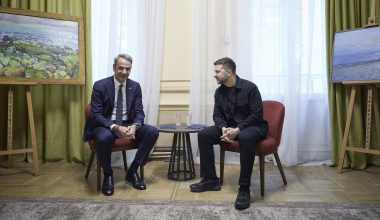 Ο Β.Ζελένσκι έβαλε τον Κ.Μητσοτάκη να καθίσει σε χαμηλή καρέκλα για να φαίνεται ψηλότερος!