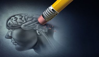 Αλτσχάιμερ: Νευρολόγος αποκαλύπτει τα τρία σημάδια που κανείς δεν υποπτεύεται