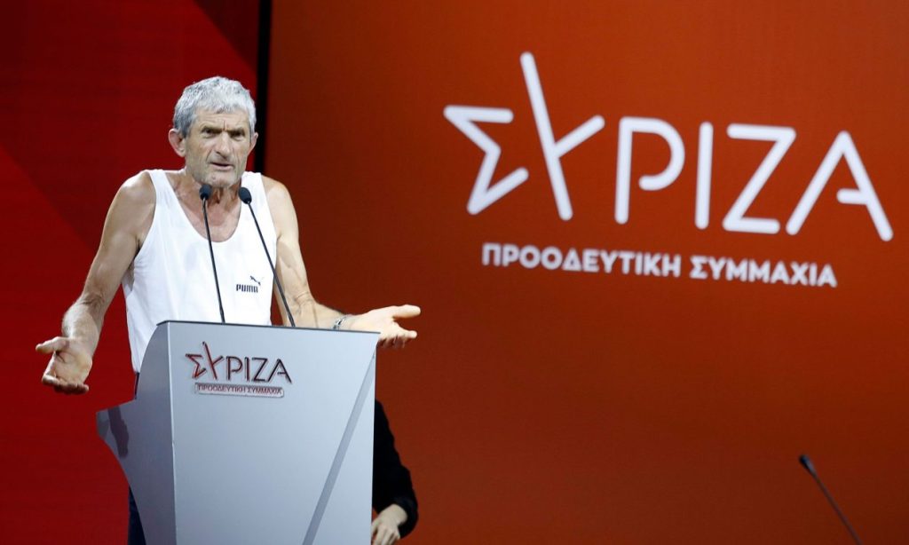 Σύνεδρος του ΣΥΡΙΖΑ «έκλεψε» την παράσταση με το… φανελάκι του λόγω της αφόρητης ζέστης (φωτο)