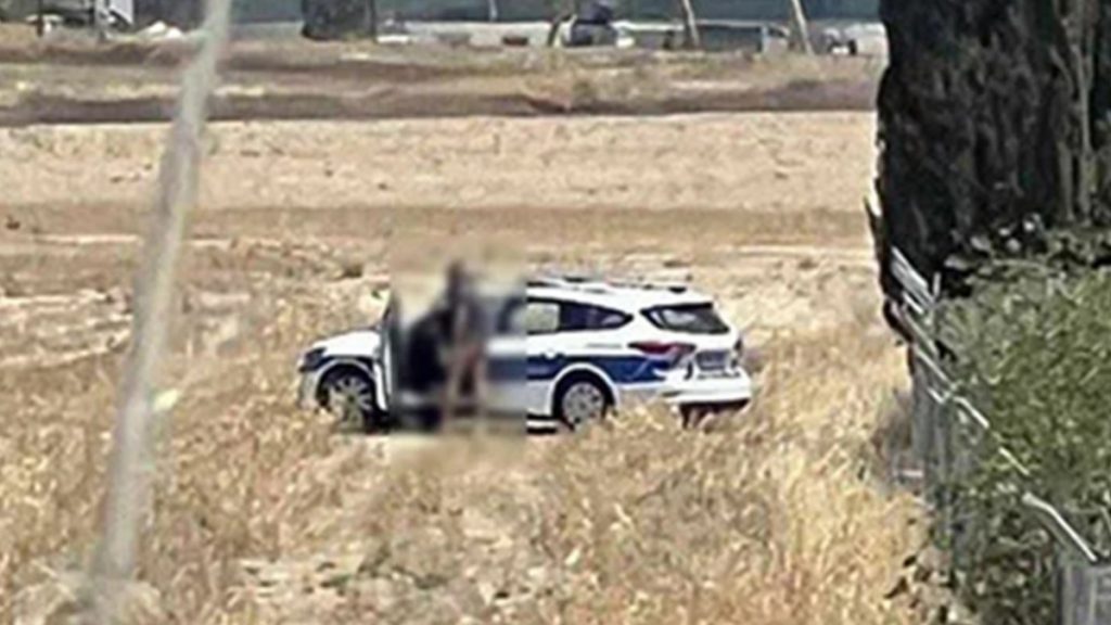 Παντρεμένη και πολύτεκνη μητέρα η αστυνομικός στην Κύπρο που ερωτοτροπούσε με τον συνάδελφό της μέσα στο περιπολικό