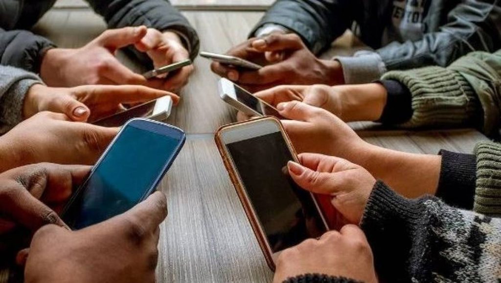 Η Ολλανδία προτείνει απαγόρευση των social media σε εφήβους κάτω των 15 ετών