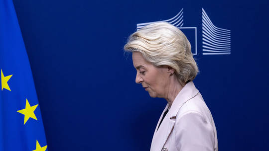 Η ΕΕ αναβάλει το σχέδιο της για μείωση του πλαφόν αγοράς του ρωσικού πετρελαίου