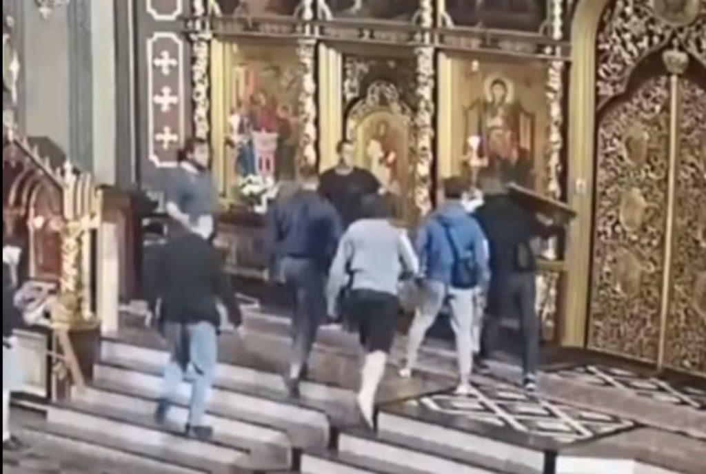 Πόλεμος εναντίον ιερέων: Νεοναζί της ουκρανικής «Aidar» ξυλοφορτώνουν άγρια κληρικούς σε εκκλησία! – Δείτε βίντεο