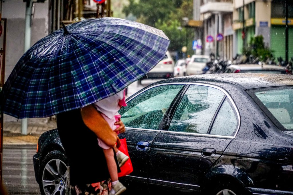  Καταρρακτώδης βροχή στην Αθήνα – Που εντοπίζονται προβλήματα 