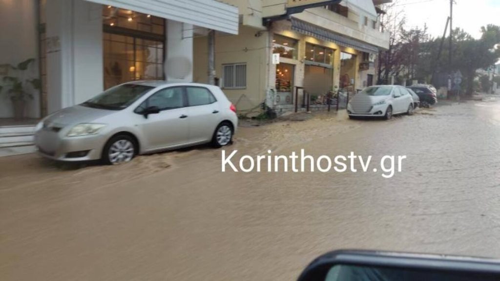 «Άνοιξαν οι ουρανοί» στα Ίσθμια Κορινθίας: Δρόμοι – «χείμαρροι» από την καταρρακτώδη βροχή (βίντεο – φωτο)