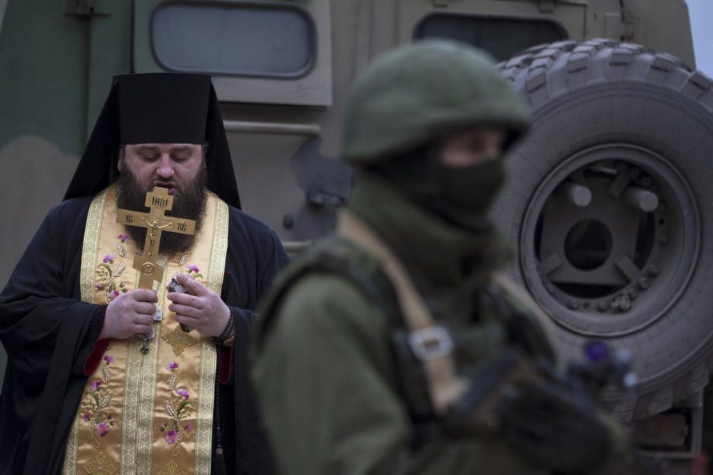 Γενναίος ιερέας τα βάζει με Ουκρανούς στρατιώτες: «Σκοτώστε με αφού έχετε τέτοια εντολή» (βίντεο)