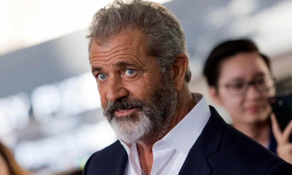 Μ.Γκίμπσον: Η στιγμή που ιερέας στο Άγιο Όρος ευλογεί νερό από πηγάδι για τον ηθοποιό (βίντεο)