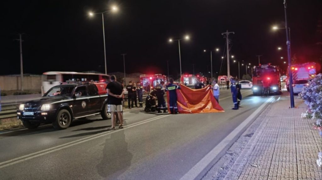 Ε.Ο. Αθηνών-Λαμίας: Εθελόντρια πυροσβέστης την ώρα κατάσβεσης φωτιάς αυτοκινήτου παρασύρθηκε από Ι.Χ.