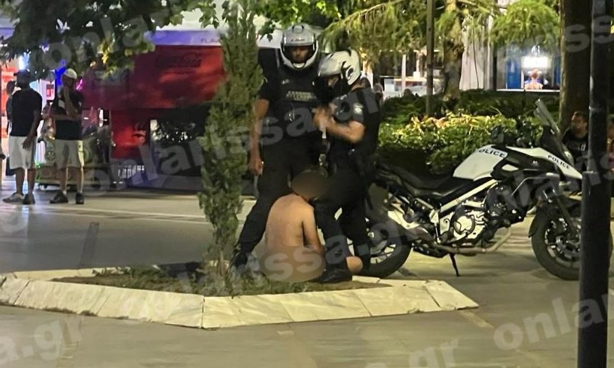 Άνδρας κυκλοφορούσε γυμνός ανάμεσα σε κόσμο και μικρά παιδιά στην κεντρική πλατεία της Λάρισας (βιντεο)