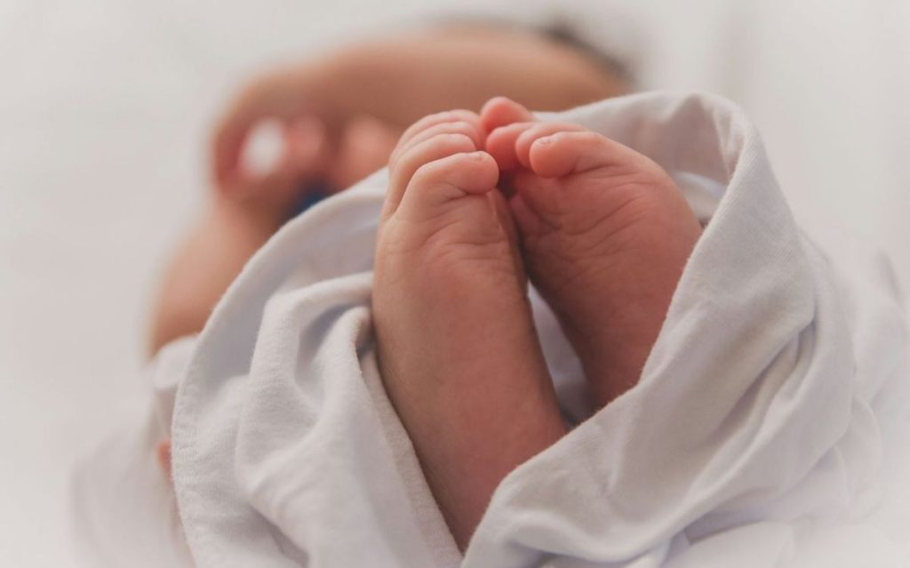 ΗΠΑ: Βρέφος βρέθηκε ζωντανό σε σπίτι στην Αριζόνα δίπλα στη νεκρή μητέρα του (βίντεο)