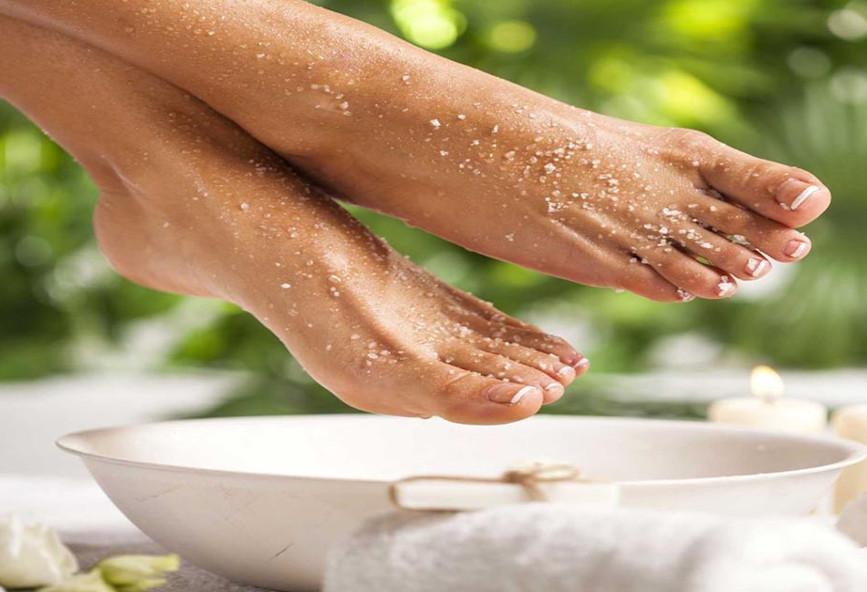 Ο λόγος που πρέπει να πλένετε τα πόδια σας με αλάτι και μαγειρική σόδα