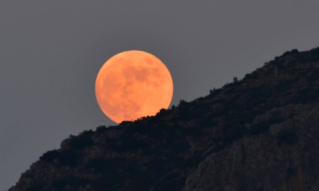 Πανσέληνος Ιουλίου: Πότε θα δούμε στον ουρανό το «Φεγγάρι του Κόκκινου Ελαφιού»
